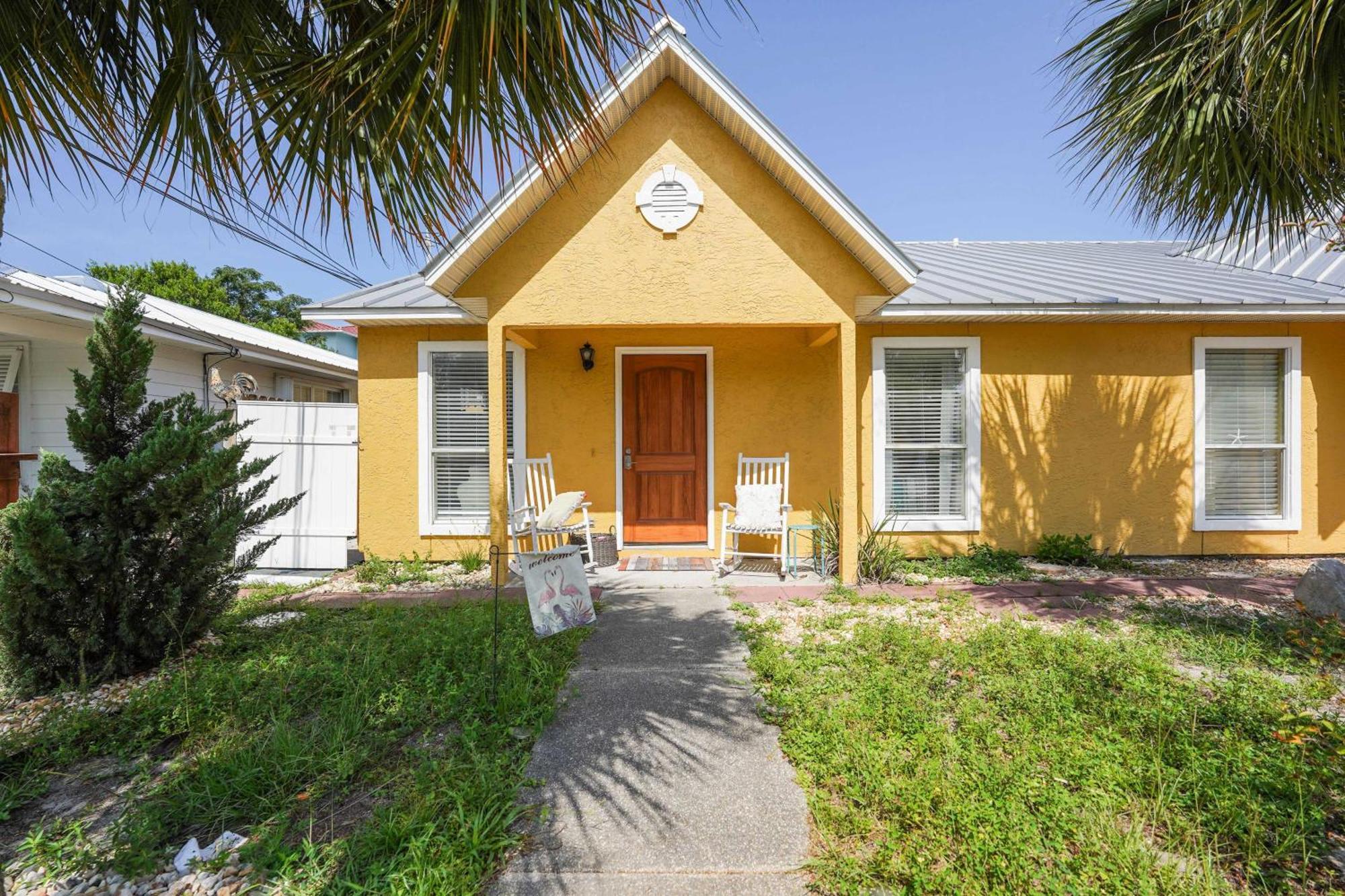 Breezy Pcb Vacation With Lanai, Walk To Ocean Holiday home *